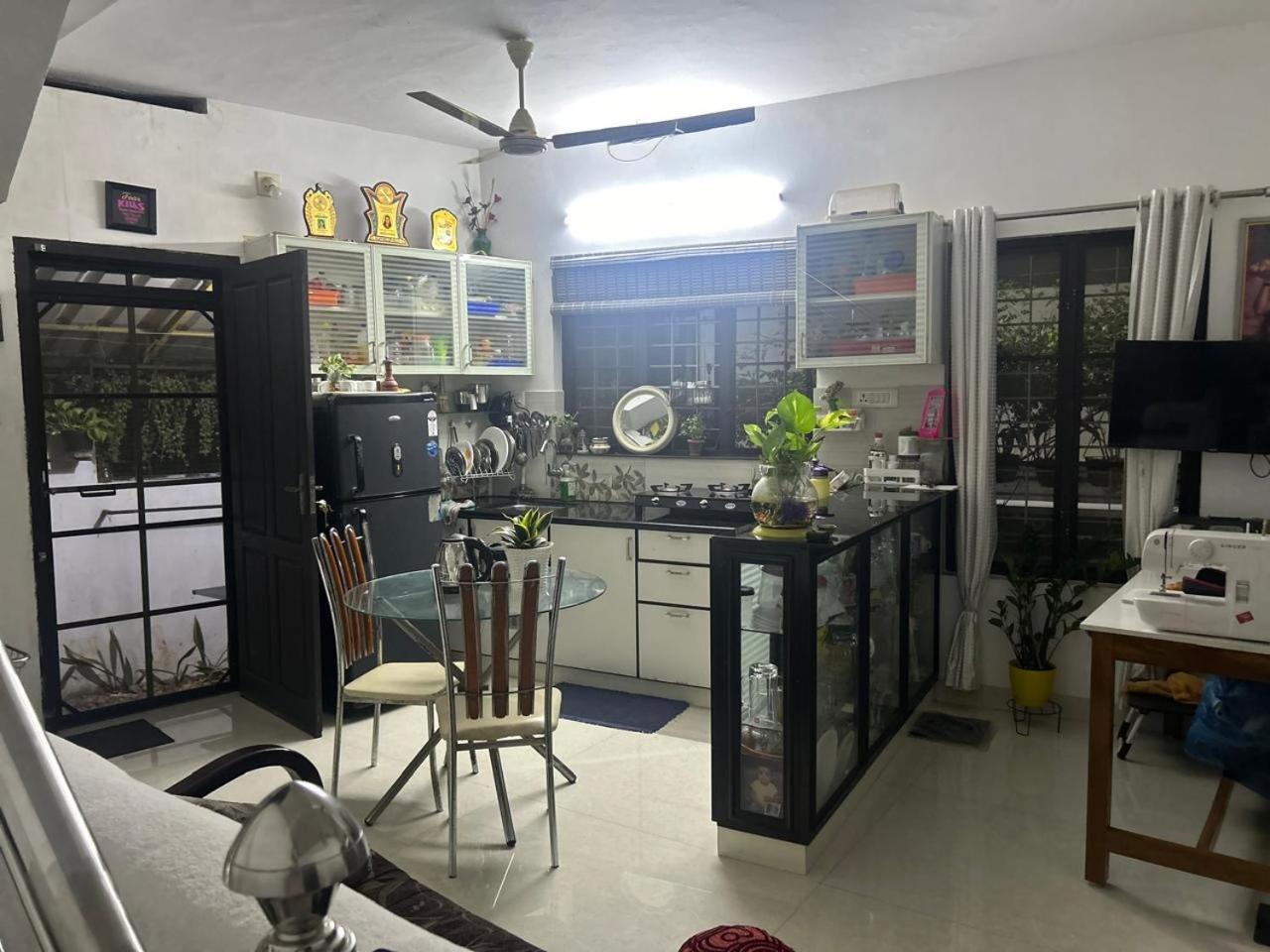 Chaithritha Ladies Homestay 트리반드룸 외부 사진