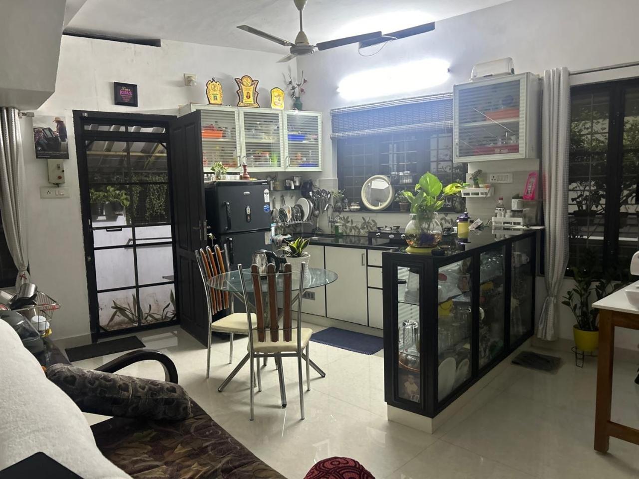 Chaithritha Ladies Homestay 트리반드룸 외부 사진